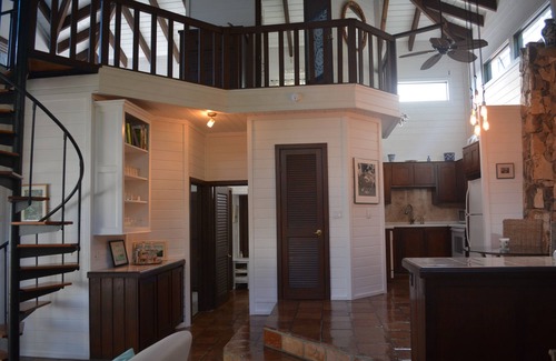 Estate Enighed House | 5 minute walk into town/Generator/Fully Air-conditioned