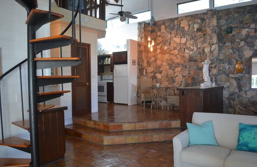 Estate Enighed House | 5 minute walk into town/Generator/Fully Air-conditioned