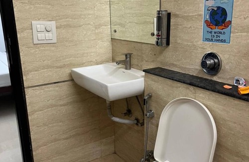 Sector 29 Hotel | 5 minute walk to MG Road Metro, bustling area of Gurgaon