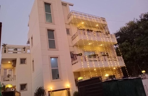 Sector 29 Hotel | 5 minute walk to MG Road Metro, bustling area of Gurgaon