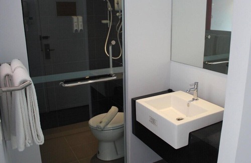 Taman Megah Emas Hotel | 5 minuted to the nearest PARADIGM MALL!