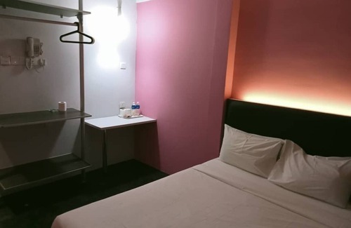 Taman Megah Emas Hotel | 5 minuted to the nearest PARADIGM MALL!