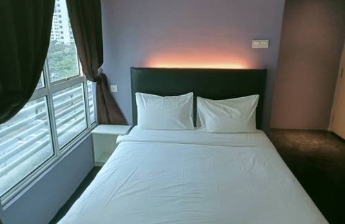 Taman Megah Emas Hotel | 5 minuted to the nearest PARADIGM MALL!