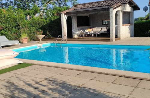 Charmeil Apartment | 5 minutes from downtown! Apartment with gym