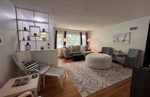 Monona House | 5 minutes to Lake! Close to bike trails! Comfy 3 bedroom