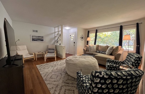 Monona House | 5 minutes to Lake! Close to bike trails! Comfy 3 bedroom