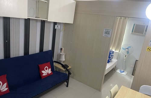 Bagong Pag-asa House | 5 minutes to SM North EDSA via exclusive bridgeway from the property