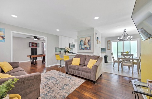 Portsmouth House | 5 Minutes to the Casino!Family sized home 3 bedroom with patio and a game room