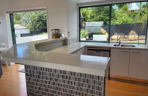 Manly House | 5 minutes to the beach.Large sunny beach house. Pet friendly