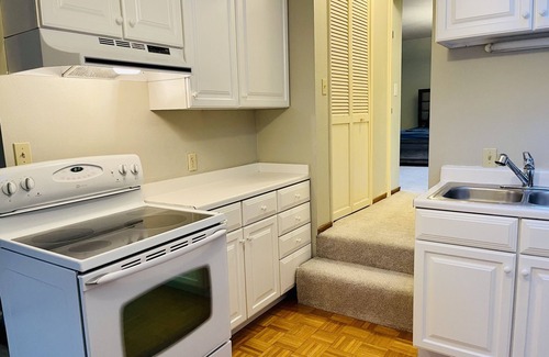 East Lake Hills House | 5 minutes to Vasa Park! Family-sized townhome with free parking