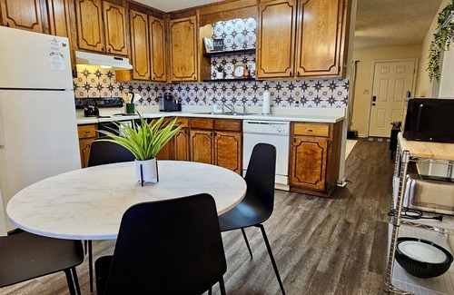 Valdosta Apartment | 5 Minutes to VSU, I-75 & Restaurants! Sleeps 6 w/2 Full Baths- Family Friendly