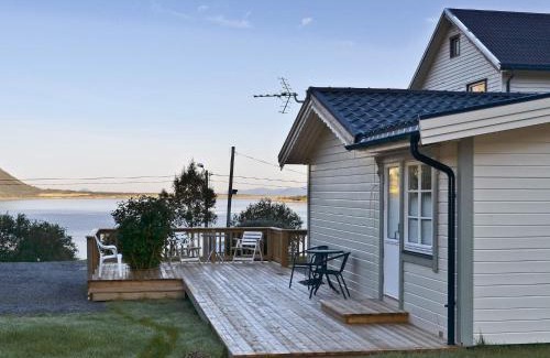 Austvagoy House | 5 person holiday home in LAUPSTAD