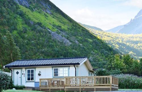 Austvagoy House | 5 person holiday home in LAUPSTAD