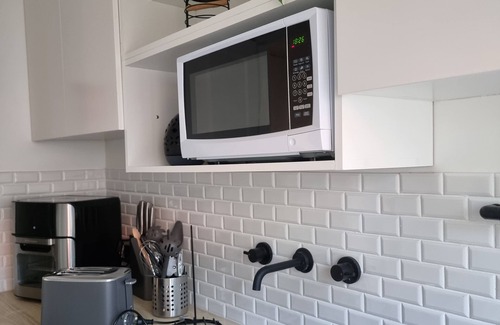 Quinns Rocks Apartment | 5* Reviews - Adorable queen bedded apartment close to the ocean