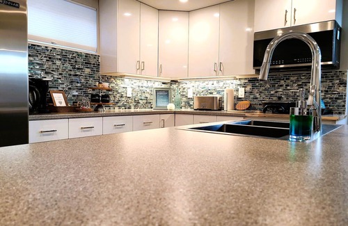 Glenmore House | 5⭐️Sparkling Clean⭐️Licensed|Peaceful|Bright|Private & minutes to downtown