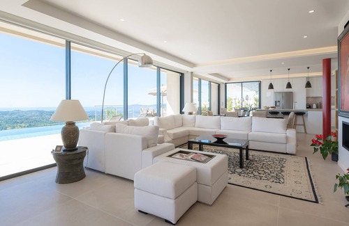 Chateauneuf-Grasse Villa | 5 Star 5 Bedroom contemporary Villa with amazing views.