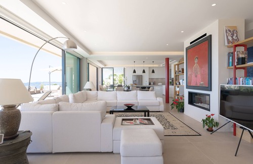 Chateauneuf-Grasse Villa | 5 Star 5 Bedroom contemporary Villa with amazing views.