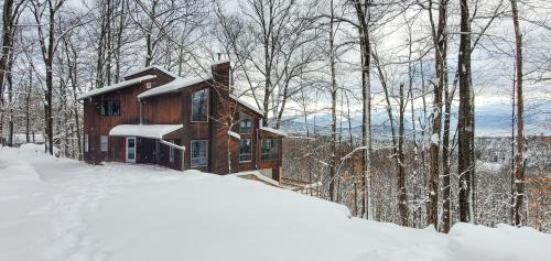 Tannersville Ski Chalet | 5 Star Gorgeous Cliffside Chalet with Panoramic Views