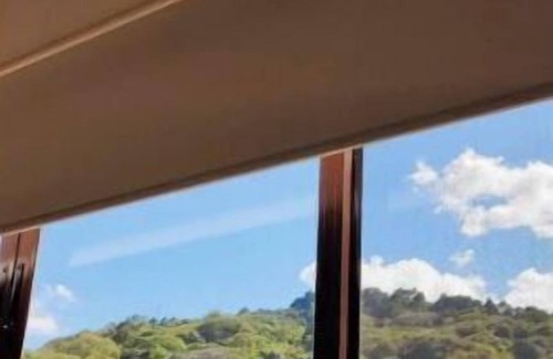 Santa Ana House | 5-star home near the airport