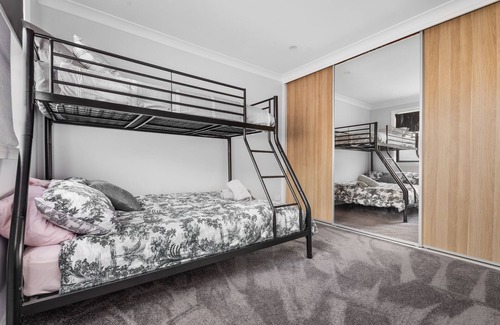 Windradyne House | 5 Star Luxury - Games room - Pet Friendly - Sleeps 20