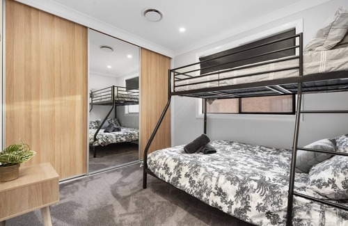 Windradyne House | 5 Star Luxury - Games room - Pet Friendly - Sleeps 20