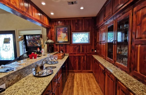 New Ulm Other | 5-star property 1 hr W of Katy, 30 min to Round Top, near The Vine Wedding Venue