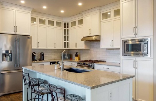 Okanagan-Similkameen House | 5 star rated, Family Friendly, mid meadow, close to pool/park - 4 bed, 2.5 bath