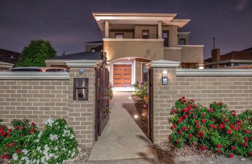 Glen Waverley House | 5 Star Room with own Bathroom - Singles, Couples, Families or Executives
