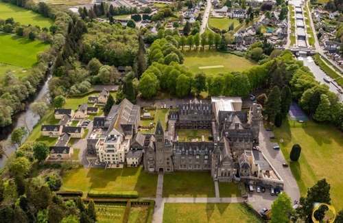 Fort Augustus Apartment | 5 The Brothers Wing: Luxury Holiday Accommodation - sleeps 5 guests in 2 bedrooms