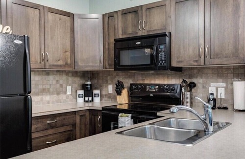 South Pandosy Condo | 5 ⭐️- Unit 322 - Sol Terra Stays - Enjoy Your Breakfast With A Creek View