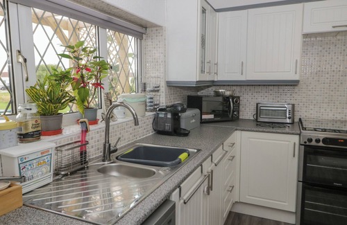 Kinmel Bay Cottage | 5 WOODSIDE AVENUE, pet friendly, with a garden in Kinmel Bay