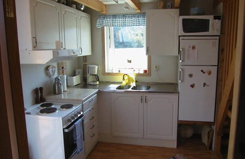 Kungshamn Cottage | 50 m2 well-equipped cottage near the sea, the Soten Canal & a unique nature reserve.