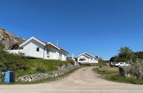 Kungshamn Cottage | 50 m2 well-equipped cottage near the sea, the Soten Canal & a unique nature reserve.