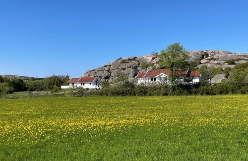 Kungshamn Cottage | 50 m2 well-equipped cottage near the sea, the Soten Canal & a unique nature reserve.