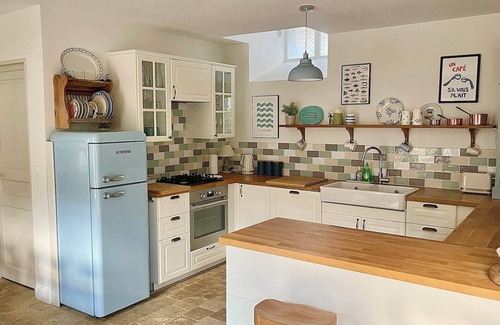 Dinan Agglomeration Cottage | 50 metres from the quay - a rare gem in the heart of Dinan harbour - parking lot