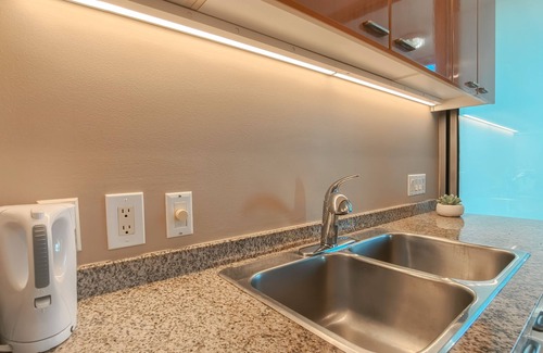 Coal Harbour Condo | (50% OFF) Perfectly Located Condo for Exploring DT Vancouver | Walk to Robson St