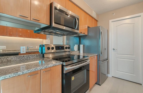Coal Harbour Condo | (50% OFF) Perfectly Located Condo for Exploring DT Vancouver | Walk to Robson St