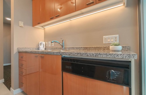 Coal Harbour Condo | (50% OFF) Perfectly Located Condo for Exploring DT Vancouver | Walk to Robson St