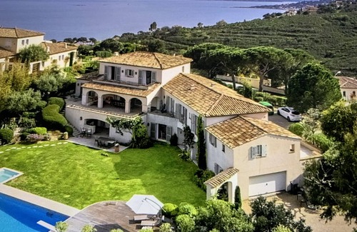 Plage de la Garonnette House | 500m from sea, private tennis, pool and spa, open views, 4 acres, AC, 14 people