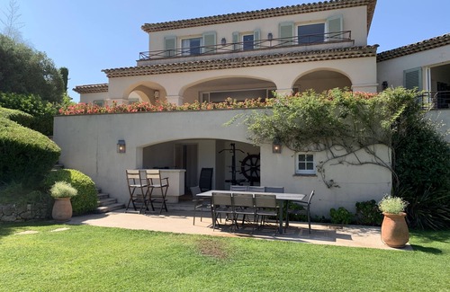 Plage de la Garonnette House | 500m from sea, private tennis, pool and spa, open views, 4 acres, AC, 14 people