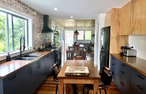 Maroochydore House | 500m to beach and cafe scene with pool!