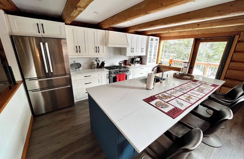 Whistler Cay Estates Ski Chalet | 500m Walk - Beautiful Log Home - Spectacular Direct View of Ski Runs