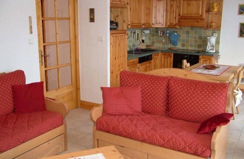 Pralognan-la-Vanoise Apartment | 50m from resort center, 1st floor, balcony, tv, ski locker, 50m², Pralognan-la-Vanoise