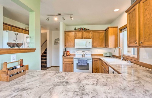 Randle Cabin | 51 Mi to Mt Rainier: Mtn-View Escape on 8 Acres!