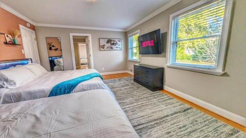 Seminary Hill House | 5300sqft Home 10 Mins to Washington DC Sleeps 20