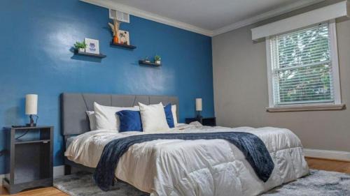 Seminary Hill House | 5300sqft Home 10 Mins to Washington DC Sleeps 20