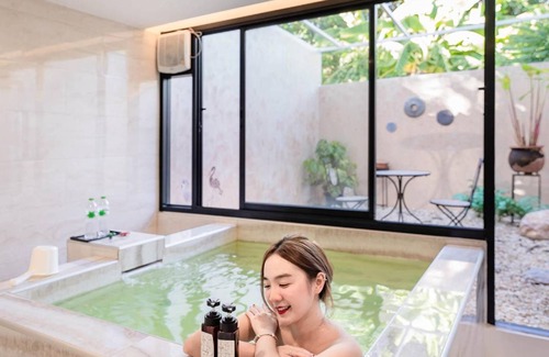 Chomphu Hotel | 55 m² Hotel ∙ 127 guests