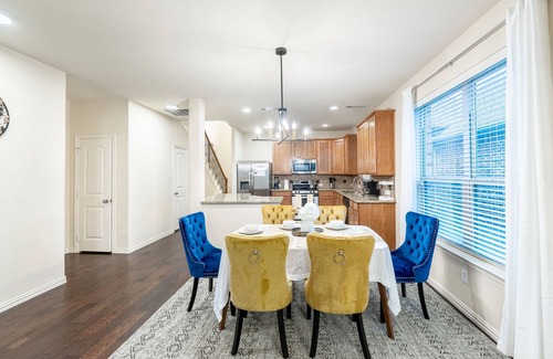 McKinney House | 55% off special Monthly price/New remodel/6 rooms/4 bathrooms/Business welcome