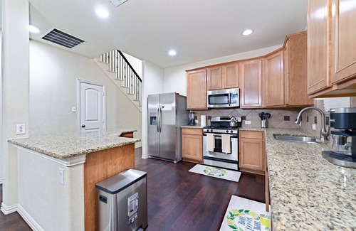 McKinney House | 55% off special Monthly price/New remodel/6 rooms/4 bathrooms/Business welcome