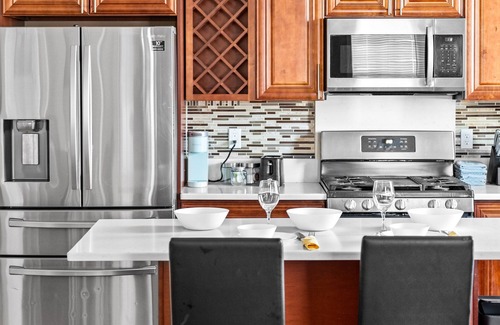 Quincy Apartment | 555-2 - 6BR - Quincy Spacious Apt near Perry Beach